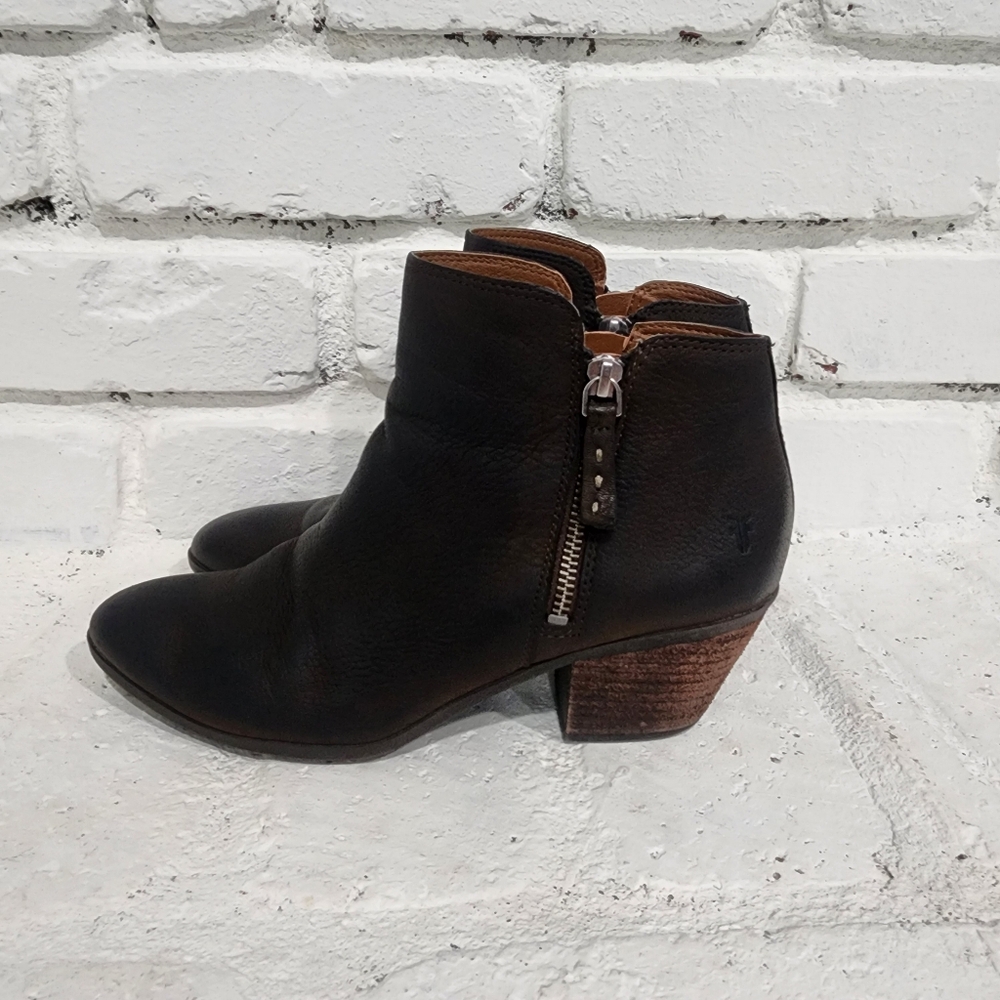 Frye Women Judith Distressed Brown Leather Ankle Boots Size 8